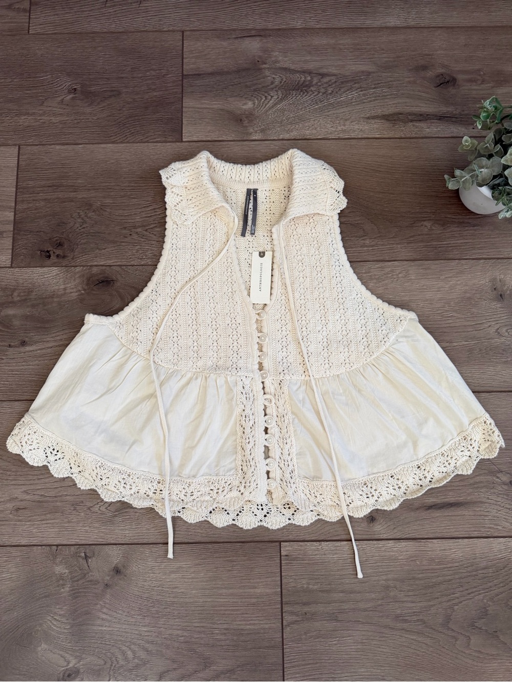 NWT ANTHROPOLOGIE Ivory Crochet-Trim Sleeveless Button Front Top Size Medium - Picture 4 of 11